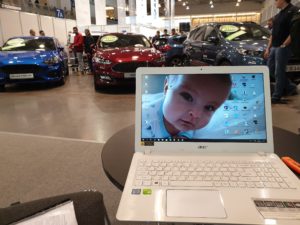 tapeta z dzieckiem na laptopie